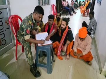 संदिग्ध लोगों को थाने बुलाकर पूछताछ करती हुई पुलिस।