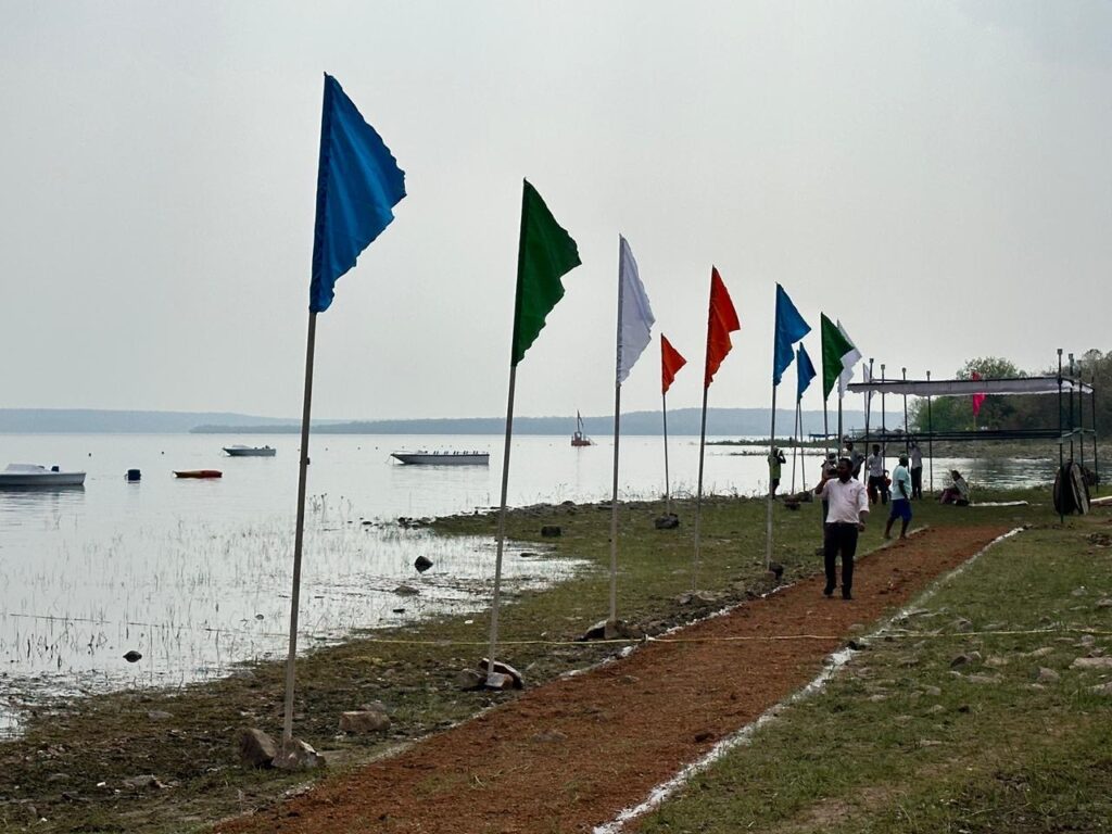 धमतरी : गंगरेल में इतिहास रचेगा ‘महानदी रिवर बोट चैंपियनशिप,3 महिला टीमों की दमदार भागीदारी से बढ़ा उत्साह, प्रतियोगितामें 52 टीमें ले रही हिस्सा… 2 87fcab3e 0ca1 4a58 9746 6d1cbeb31ae4