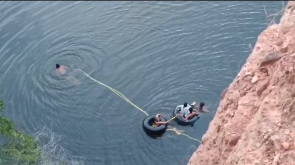 11 साल का प्यार बना धोखा: शादी से मुकरा प्रेमी, आहत युवती ने लगाई छलांग, बाल-बाल बची जान 2 img 9874